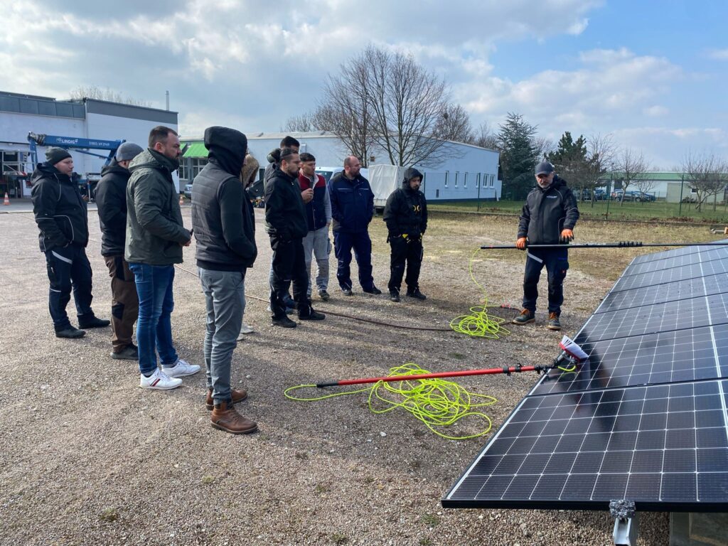 Praxisschulung der Solarakademie zur Photovoltaik-Reinigung auf einer Freiflächenanlage