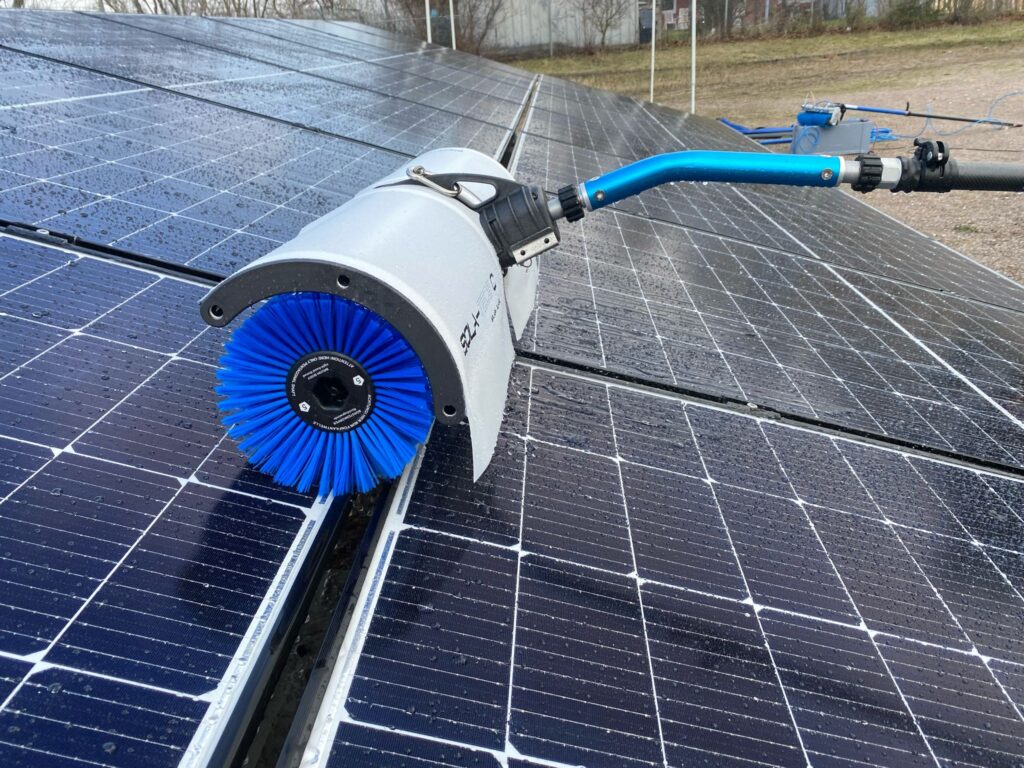 Praxistraining mit Reinigungstechnik im Schulungszentrum der Solarakademie in Erfurt