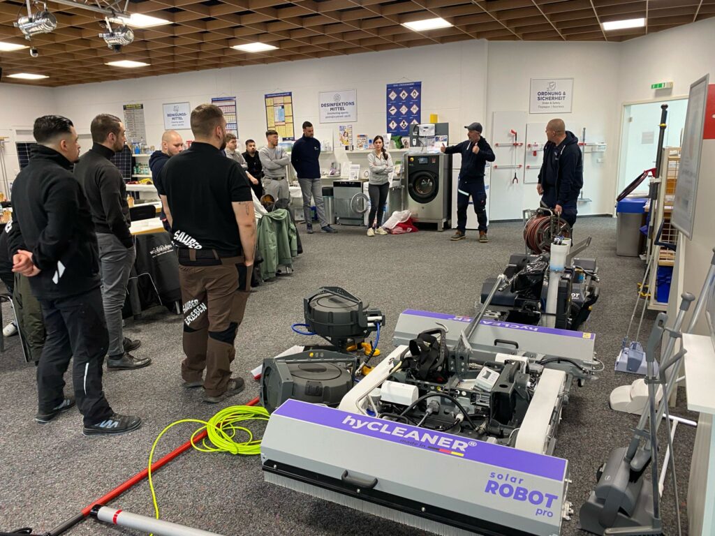 Solarreinigungsroboter im Praxiseinsatz während einer Schulung der Solarakademie